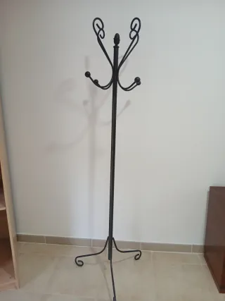 Perchero de pie metálico negro