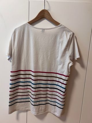 Camiseta blanca con rayas multicolor
