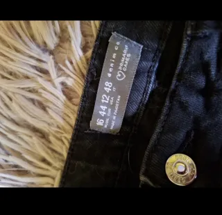 Pantalones vaqueros negros rotos