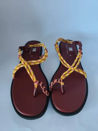 Sandalias de chica N°38 de Stradivarius.