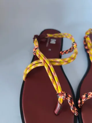 Sandalias de chica N°38 de Stradivarius.