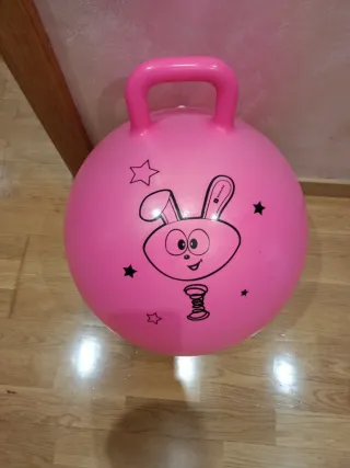 Palla saltellante rosa con faccia di coniglio