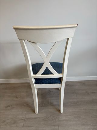 Juego de 4 sillas de comedor blancas.