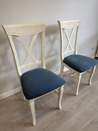 Juego de 4 sillas de comedor blancas.