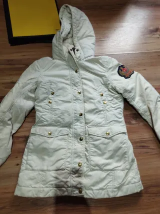Abrigo blanco con capucha y parches