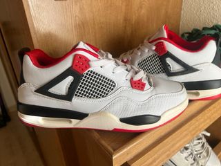 Zapatillas Jordan Blancas y Rojas