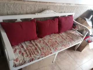 Banco de madera con cojines rojos