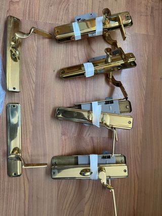 Picaportes dorados para puertas interiores
