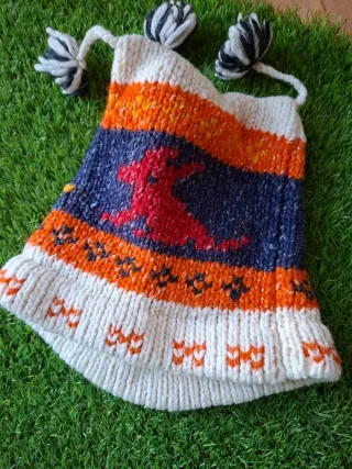 Gorro de lana tejido con pompón