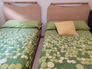 Camas gemelas de madera . De Haya,con mesita