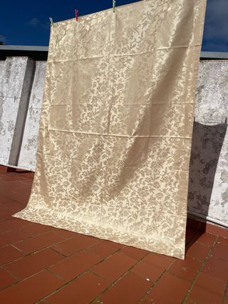 Tela adamascada dorada hilo de seda preciosa