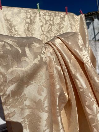 Tela adamascada dorada hilo de seda preciosa