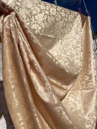 Tela adamascada dorada hilo de seda preciosa