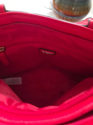 Bolso de mano rojo con detalles dorados