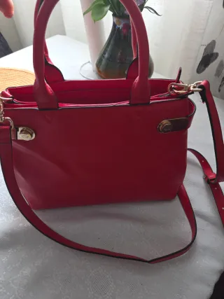 Bolso de mano rojo con detalles dorados