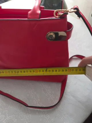 Bolso de mano rojo con detalles dorados