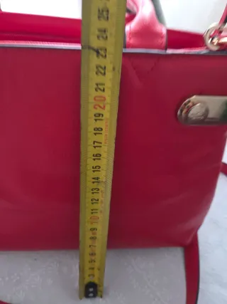 Bolso de mano rojo con detalles dorados