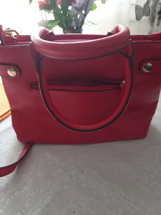 Bolso de mano rojo con detalles dorados