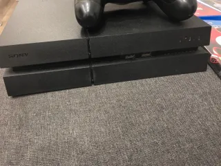 Consola PS4 Negra con 2 Controles y Juegos