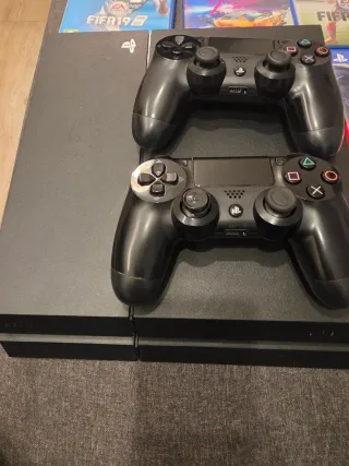 Consola PS4 Negra con 2 Controles y Juegos