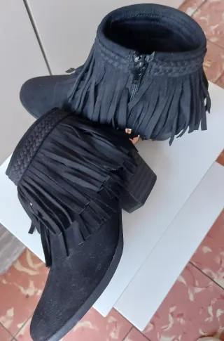 Botines negros con flecos