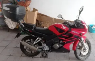 Baúl SH37 puesto en una Honda CBR 125 r 2004