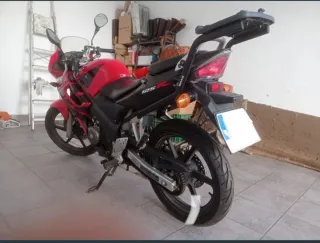 Baúl SH37 puesto en una Honda CBR 125 r 2004
