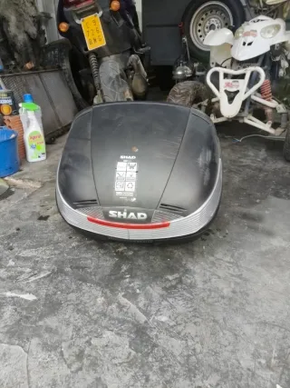 Baúl SH37 puesto en una Honda CBR 125 r 2004