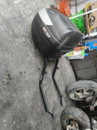Baúl SH37 puesto en una Honda CBR 125 r 2004