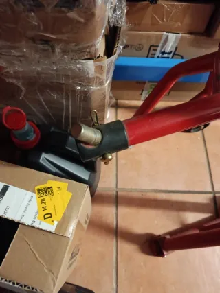 Caballete delantero moto rojo