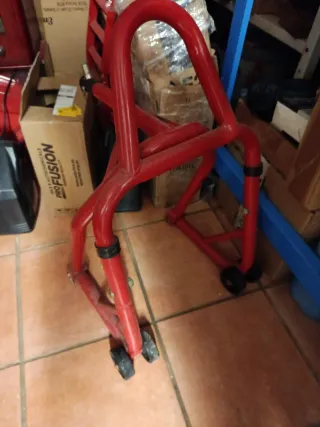 Caballete delantero moto rojo