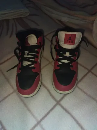 Zapatillas Jordan Air Negras y Rojas