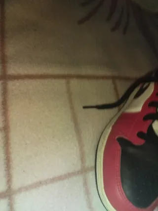 Zapatillas Jordan Air Negras y Rojas