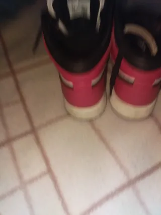 Zapatillas Jordan Air Negras y Rojas