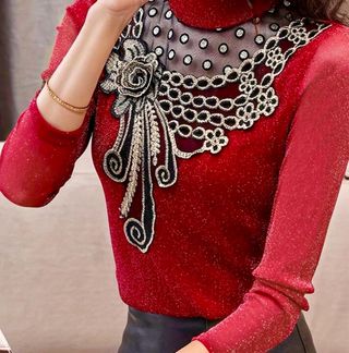 Camiseta roja brillante con encaje