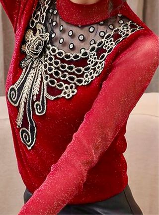 Camiseta roja brillante con encaje