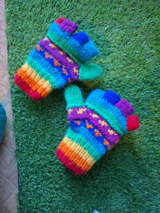 Guantes de lana coloridos hechos a mano
