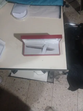 Bolígrafo plateado en caja