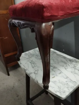 Silla antigua pequeña tapizada