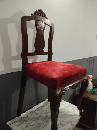 Silla antigua pequeña tapizada