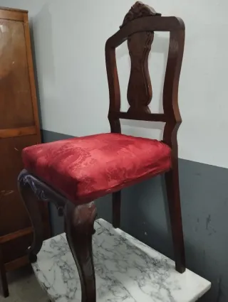 Silla antigua pequeña tapizada