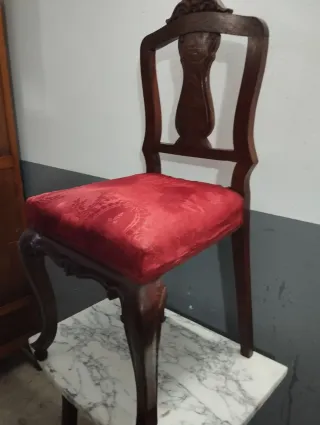 Silla antigua pequeña tapizada