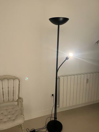 Lámpara de pie negra con luz de lectura