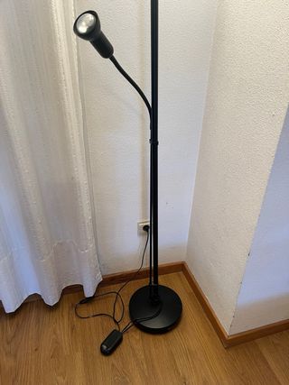 Lámpara de pie negra con luz de lectura