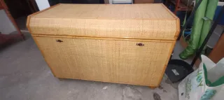 Arcón de mimbre y bambú