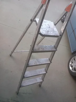Escalera de madera en buen estado