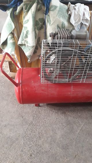 Compresor de aire rojo