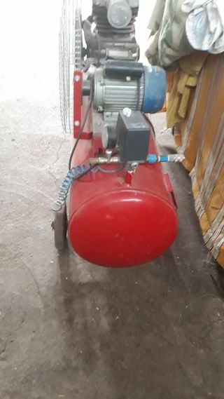 Compresor de aire rojo