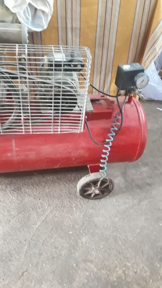 Compresor de aire rojo