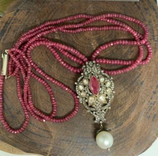 Collar vintage rubíes, colgante y perla